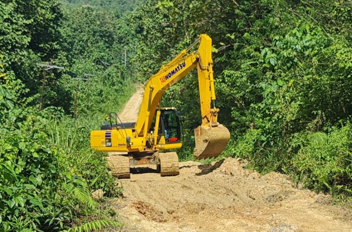 Proses perbaikan akses Jalan Bobolio – Lawey, Kabupaten Konawe Kepulauan oleh PT GKP