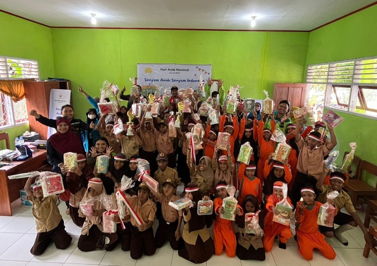 Murid sekolah dasar di SDN 5 Wawonii Tenggara menerima hadiah setelah mengikuti perlombaan dalam rangka peringatan Hari Anak Nasional 2022